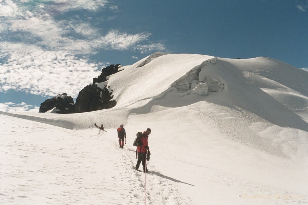 Subiendo por el Glaciar del Tarija, delante la cima del Tarija